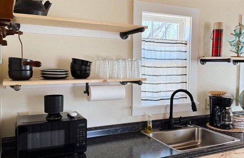Dublin Cottage | Lela - Fully Furnished 6 Person Cottage for short or mid-term stays
