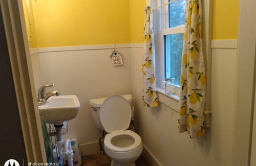 Peterborough Cottage | Cozy Lemon Drop Cottage: Ocean View & Pool Access