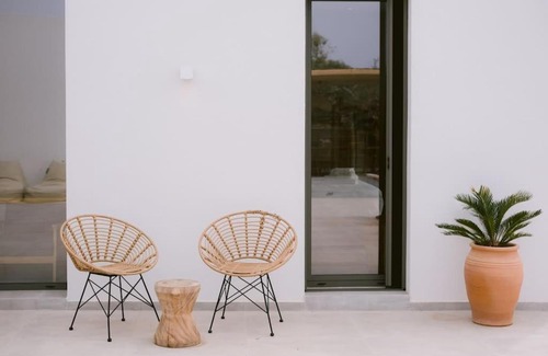 Foinikounta Villa | Relaxing Oceanfront Stays at Lemon Hill Villa, 4-Star Retreat