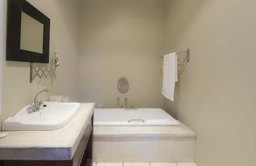 Kloof Bed & Breakfast | Experience Comfort at Lemon Tree B&B - 5-Star Retreat