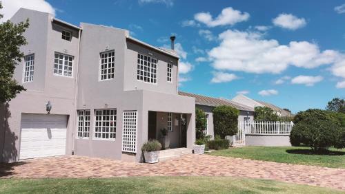 Edgemead Apartment | Cozy Lemon Tree Cottage with Oceanfront Pool & Breakfast