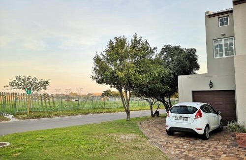 Edgemead Apartment | Cozy Lemon Tree Cottage with Oceanfront Pool & Breakfast