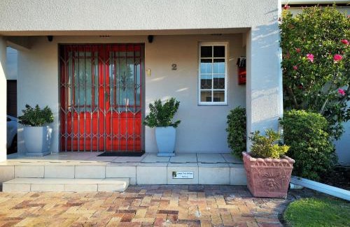 Edgemead Apartment | Cozy Lemon Tree Cottage with Oceanfront Pool & Breakfast