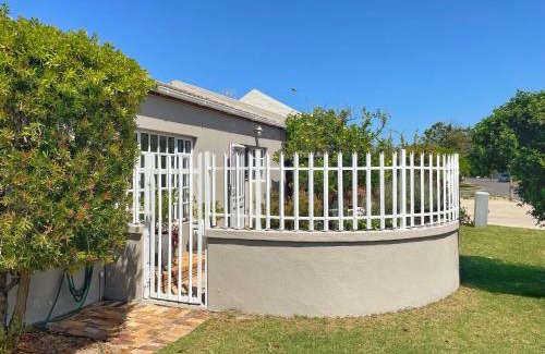 Edgemead Apartment | Cozy Lemon Tree Cottage with Oceanfront Pool & Breakfast