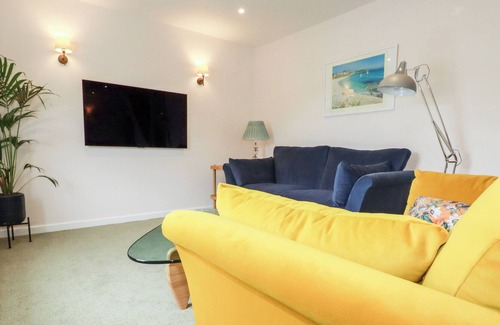Mylor Bridge Cottage | LEMON TREE: Family-Friendly Cottage with Oceanfront Views