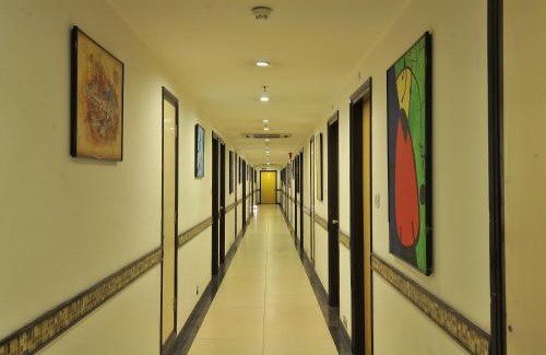 Kaushambi Hotel | Relax at Lemon Tree Hotel, East Delhi Mall with Pool Access
