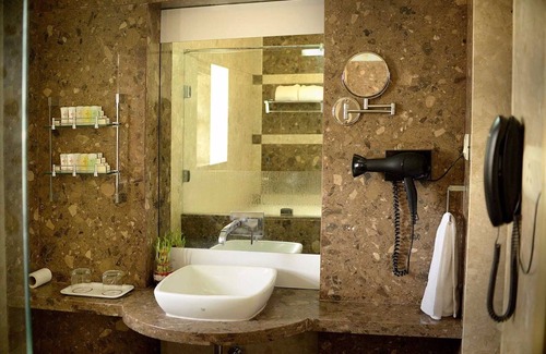 Jamnagar Hotel | Discover Comfort at Hotel Fortune Palace: 4-Star Family Retreat