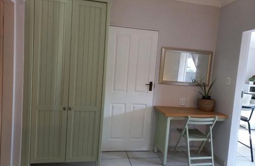 Groblersdal Apartment | Charming Lemon Tree Manor: Family-Friendly Country Cottage