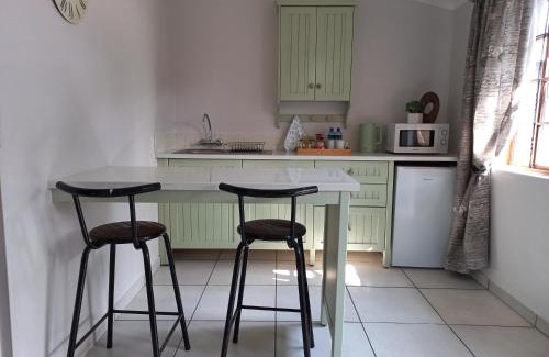 Groblersdal Apartment | Charming Lemon Tree Manor: Family-Friendly Country Cottage
