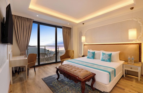 Burhanilkantha Hotel | Relax at Lemon Tree Premier Budhanilkanth with Pool & Spa