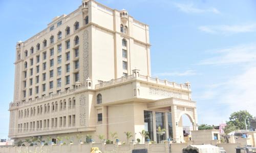 Dwarka Hotel | Relax at Lemon Tree Premier, Dwarka: Pool & Spa Retreat