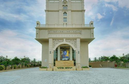 Dwarka Hotel | Relax at Lemon Tree Premier, Dwarka: Pool & Spa Retreat