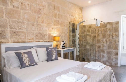 Zabbar Bed & Breakfast | Relax at Lemon Tree Relais: 4-Star Pool & Spa Retreat