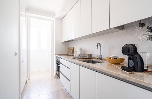 Sao Bento Apartment | Cozy Lemongrass Duplex Apartment with Kitchen in Lisbon