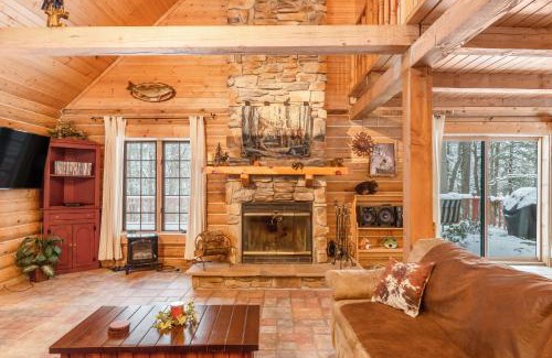 Mauston House | Explore Lemonweir Lodge: Family and Pet-Friendly Retreat