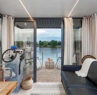 Psie Pole Boat Rental | Experience Lemuria Houseboat: Pet-Friendly with Ocean Views