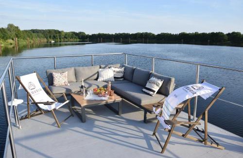 Psie Pole Boat Rental | Experience Lemuria Houseboat: Pet-Friendly with Ocean Views