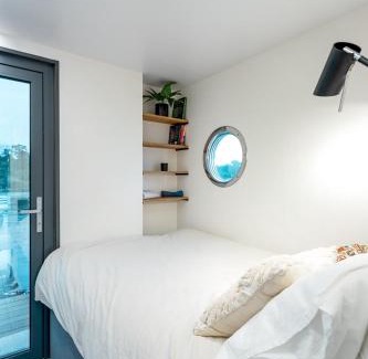 Psie Pole Boat Rental | Experience Lemuria Houseboat: Pet-Friendly with Ocean Views