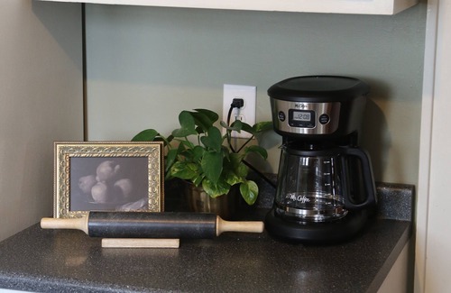 Findlay House | Top-Rated Lena's Place: Family-Friendly with Breakfast & Pets