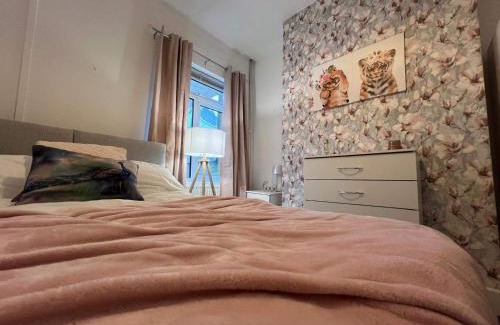 Easton House | Lena St - 3 Bedroom House - Sleeps 6 - WiFi