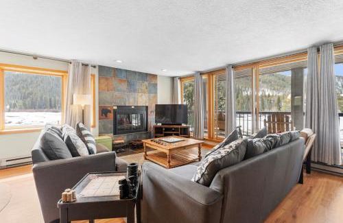 Lakeside Village Apartment | Relax at Lenawee #1727 with Pool and Hot Tub Access