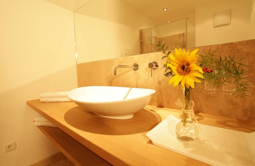 Lenggries Apartment | Serene Lenggries Retreat with Mountain Views & Spa Amenities