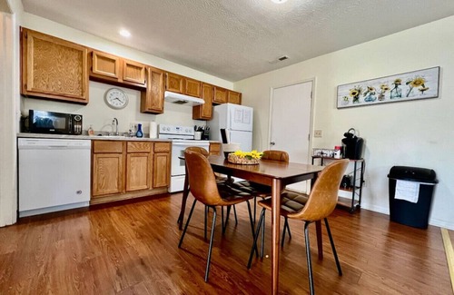 Monroe House | Unmatched Comfort at Lennie's House by the Lake