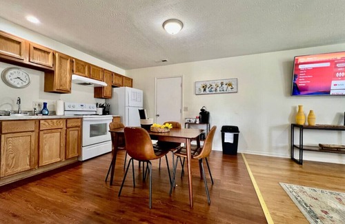 Monroe House | Unmatched Comfort at Lennie's House by the Lake