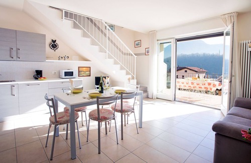 Tremezzina Apartment | Discover Lenno Spese II: Poolside Retreat with Ocean Views