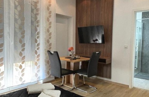 Eller House | Child-Friendly Lenti Düsseldorfer Apartment with Top Ratings
