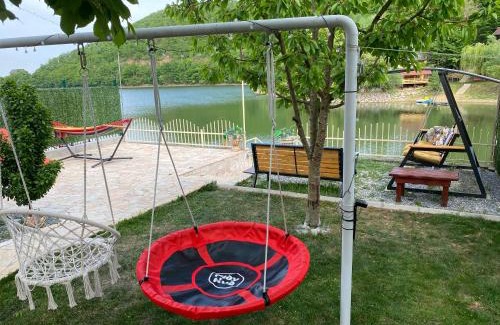 Teliucu Inferior House | Leo Green House: Family & Pet Friendly Retreat Awaits