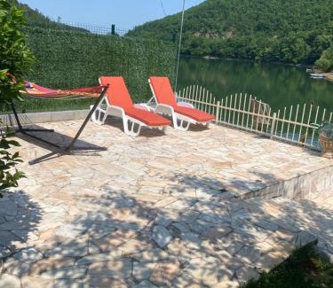 Teliucu Inferior House | Leo Green House: Family & Pet Friendly Retreat Awaits