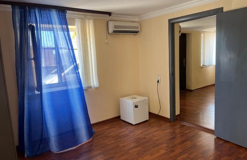 Gagra House | Oceanfront Leo Guesthouse: Family-Friendly Retreat Awaits