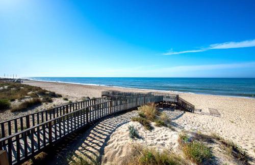 Islantilla Apartment | Inviting Leo Islamar: Oceanfront Retreat with Pool & Pets