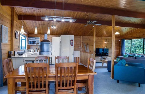 Lynmore House | Escape to Leo's Place: 4-Bedroom Retreat with Spa Pool