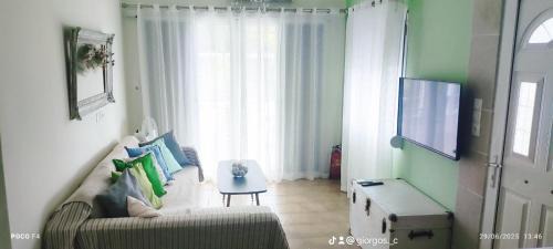 Kontos House | Elegant Leodi Place: Family-Friendly with Top Dining