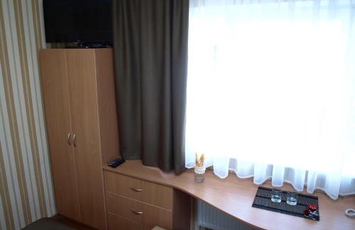 Yavory Hotel | Budget-Friendly Leon Hotel with Family Amenities & Hot Tub