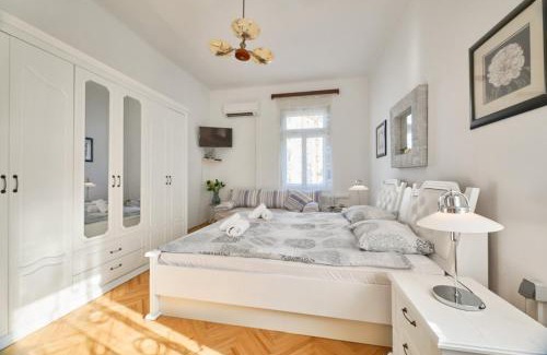 Opatija Apartment | Oceanfront Apartment Leona: Pet Friendly & Guest Rated 9.5