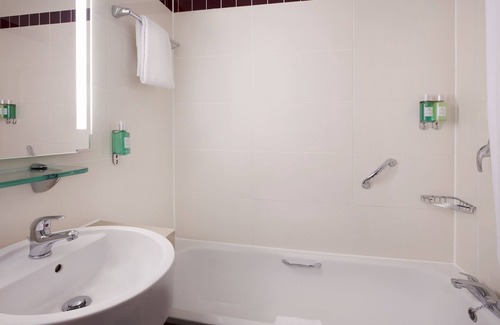 Watford Town Centre Hotel | Elegant 4-Star Escape at Leonardo Hotel London Watford