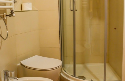 Castel Gandolfo Bed & Breakfast | Leonardo Room at Atlantis Inn