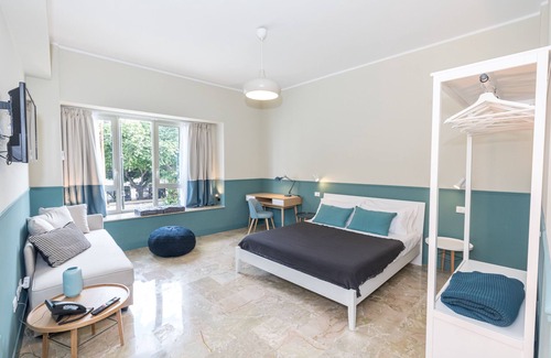 Castellammare Vucciria Bed & Breakfast | Discover Leone Suite B&B: Oceanfront Triple Room in Palermo