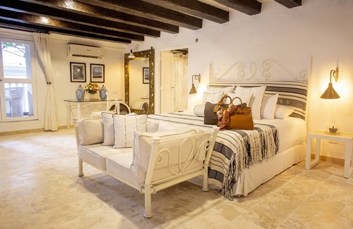 Centro Hotel | Impressive Leones de Alba: Oceanfront Bliss with Pools
