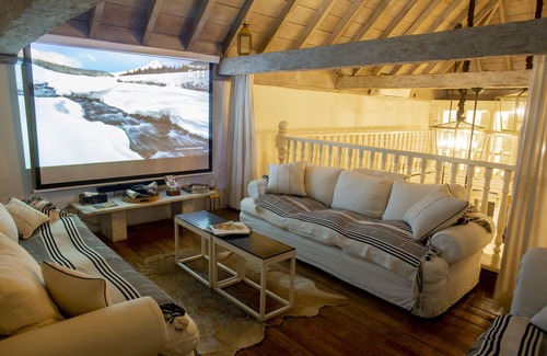 Centro Hotel | Impressive Leones de Alba: Oceanfront Bliss with Pools
