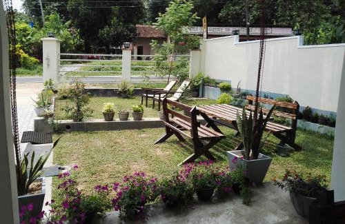 Divulapitiya Hotel | Family-Friendly Leopard Rock Retreat with Breakfast & Dining