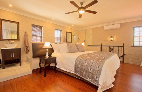 Centurion House | Discover Leopardsong Manor: 4-Star Retreat with Pool & Dining