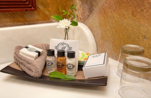 Centurion House | Discover Leopardsong Manor: 4-Star Retreat with Pool & Dining