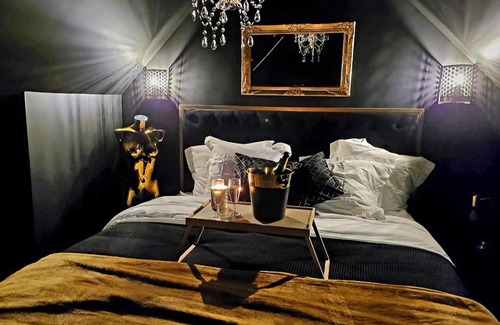 Combourg House | Enchanting Les Étonnants Romantiques with Hot Tub & Family Fun