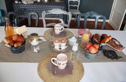 Berig-Vintrange Bed & Breakfast | Pet-Friendly Retreat at Les 2 Granges with Ocean View