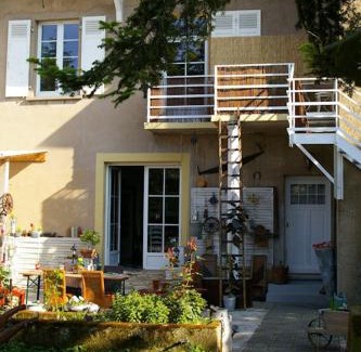 Berig-Vintrange Bed & Breakfast | Pet-Friendly Retreat at Les 2 Granges with Ocean View
