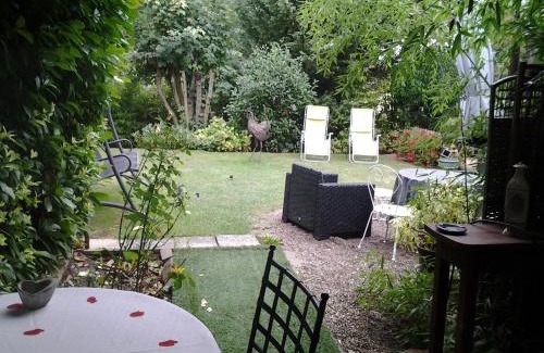 Dossenheim-Kochersberg Bed & Breakfast | Top-Rated Les 3 Clés with Oceanfront Dining Experience